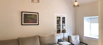 Newly refurbished, modern apartment in Hathersage, with parking