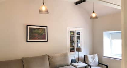 Newly refurbished, modern apartment in Hathersage, with parking