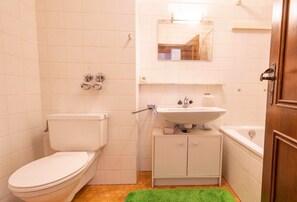 Bathtub, hair dryer, towels - Ferienwohnung Nr. 11, 42 qm, 1 Wohn-/schlafzimmer (Siegsdorf)