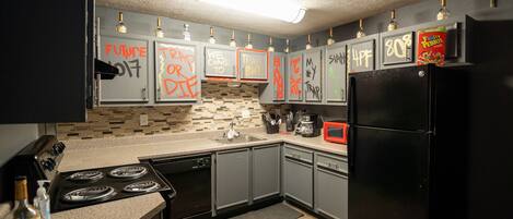 Jääkaappi, mikroaaltouuni, uuni, liesi