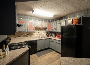 Frigorifero, microonde, forno, piano cottura