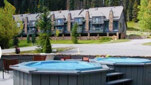 Un chalet doté de plusieurs chambres, d’une piscine et d’une terrasse.