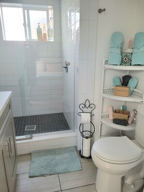 Dusche, Haartrockner, Handtücher, Seife