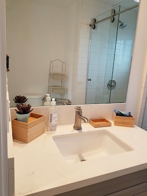 Douche, sĂšche-cheveux, serviettes fournies, savon