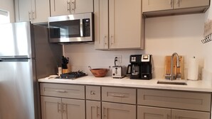Kaffetrakter/tekoker, kjøleskap, mikrobølgeovn og ovn