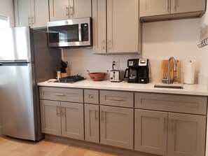 Fridge, microwave, oven, stovetop - Cozy 1-Bed near Silver Strand Beach (Oxnard)