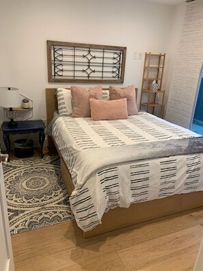 1 bedroom, desk, WiFi, bed sheets