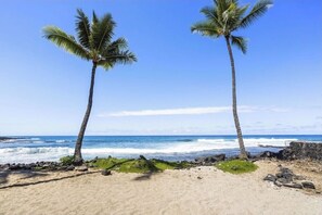 Sur la plage, chaise longue, serviettes de plage