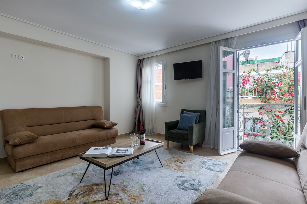Familie appartement | Woonruimte | Een flatscreentelevisie