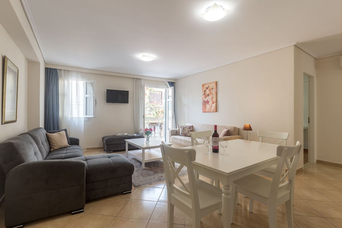 Family Apartment | Woonruimte | Een flatscreentelevisie