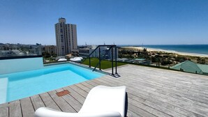 A rooftop pool with a view of the beach and ocean. - Paxton Luxury Apartments (Gqeberha (Port Elizabeth))