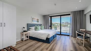 1 habitación, caja de seguridad en la habitación y escritorio