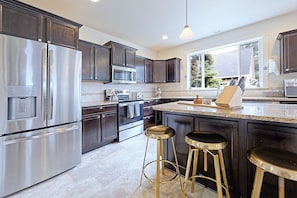 ثلاجة، ميكروويف، فرن، موقد طهي مسطح