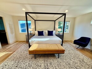 6 bedrooms, desk, iron/ironing board, travel cot