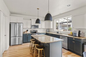 Réfrigérateur, four à micro-ondes, un four, surface de cuisson