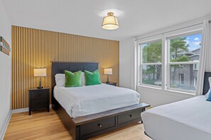 6 slaapkamers, een bureau, een strijkplank/strijkijzer, reisbedje