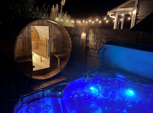 Sauna, hot tub, cold plunge, steps to beach, dog friendly, fire pit! 