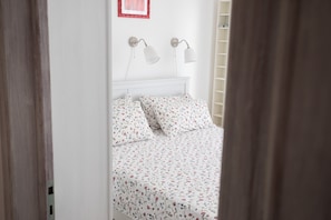 2 bedrooms, iron/ironing board, WiFi