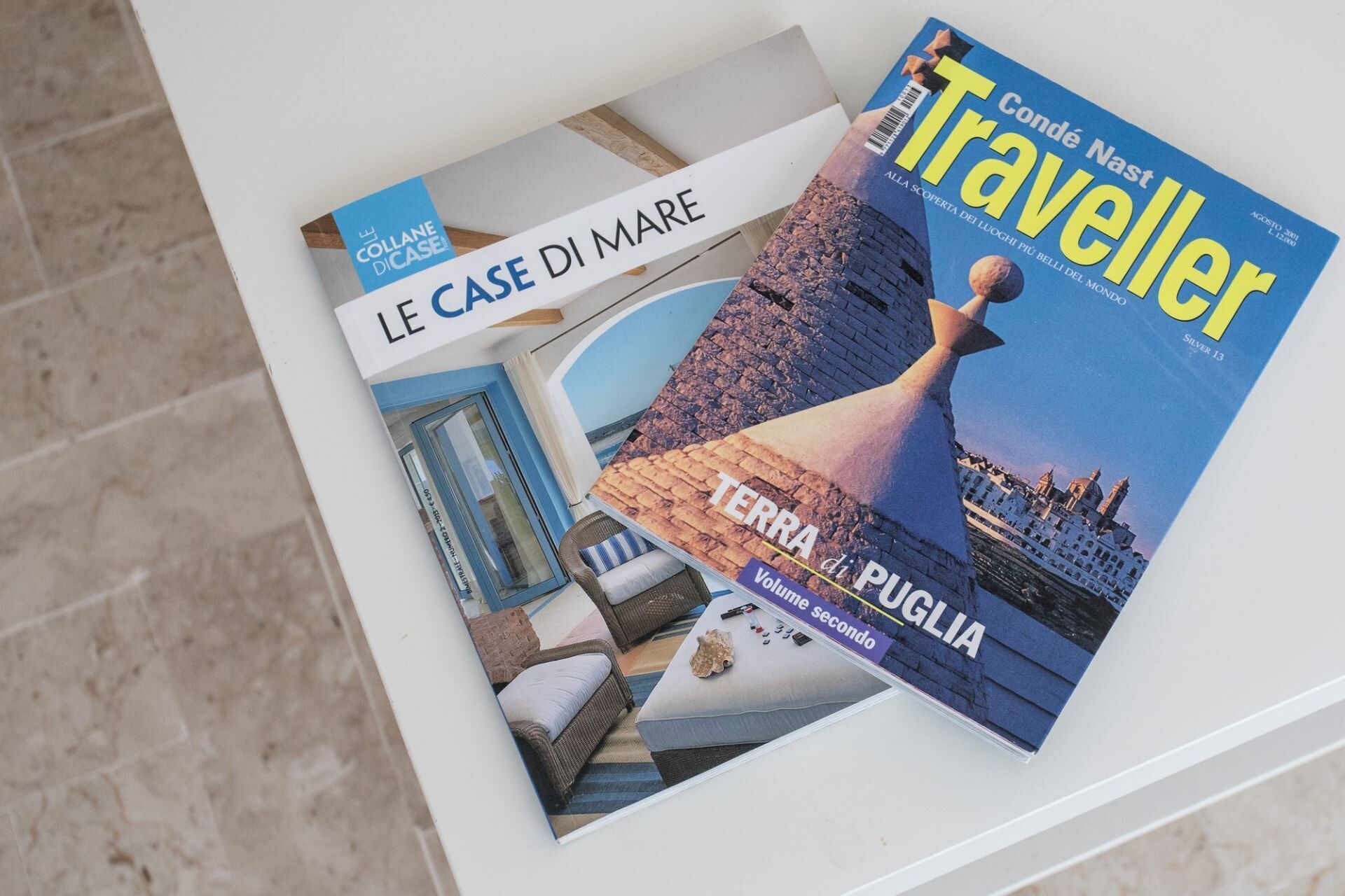 Dos revistas de viajes, una titulada 'LE CASE DI MARE' y la otra 'Condé Nast Traveller'.