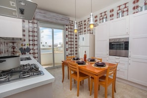 Frigorifero, forno, piano cottura, lavastoviglie