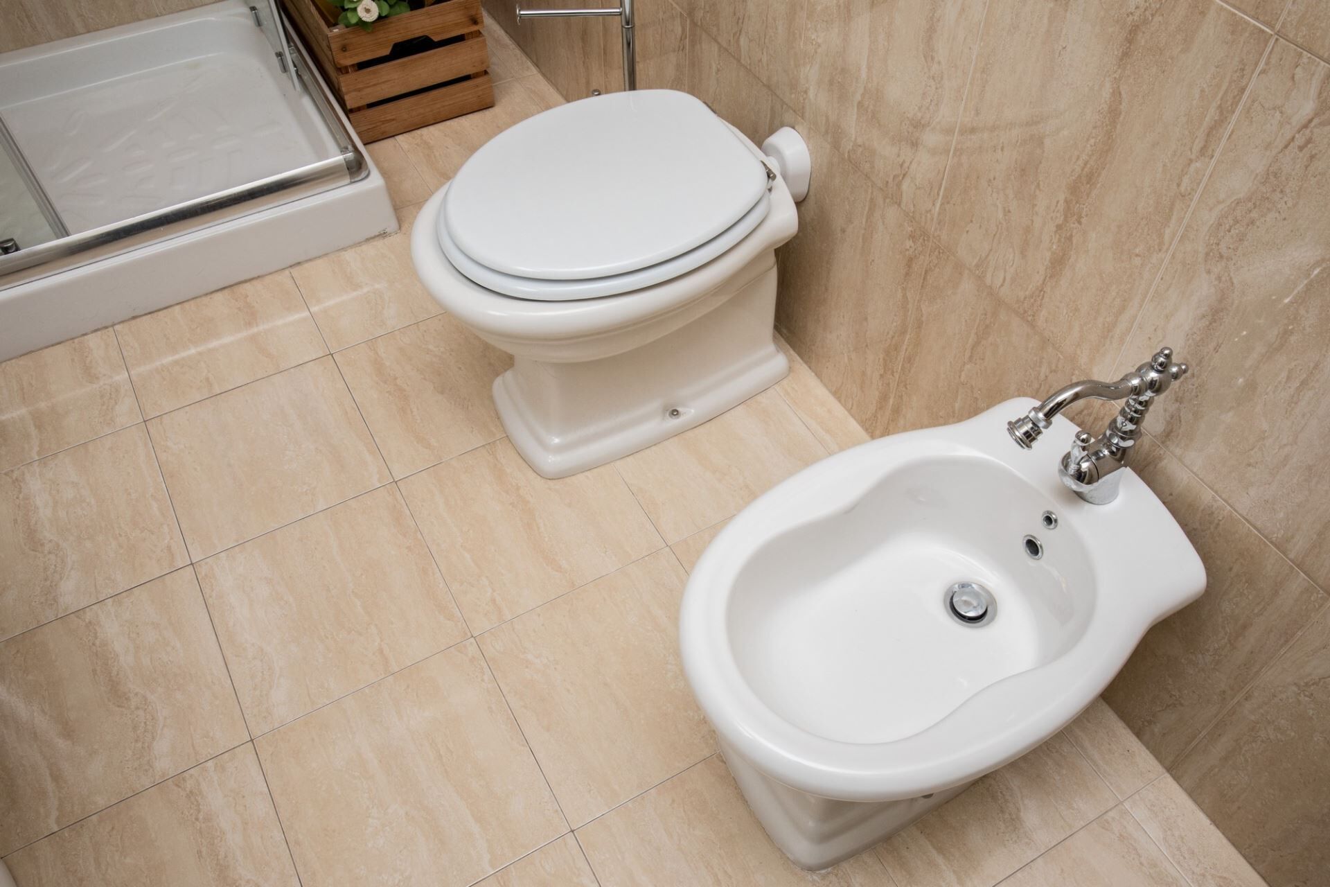 A bathroom with a toilet, bidet, and bathtub.