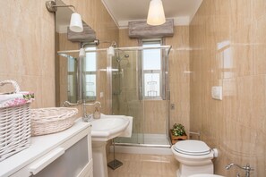 Een douche, een haardroger, een bidet, zeep