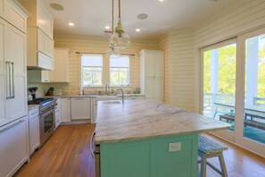 Réfrigérateur, micro-ondes, lave-vaisselle, cafetière/bouilloire