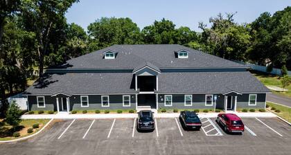 Oak Street #13 |Monthly Rates |Walkable |Small Dogs Ok |Seasonal Pool |Near St Johns River & Pier