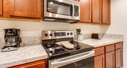 Oak St #3 |Main Level Apt |Small Dogs Ok |Walk to St Johns River |Seasonal Pool |Green Cove Springs
