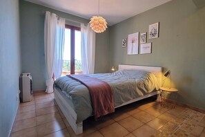 2 chambres, fer et planche à repasser, draps fournis