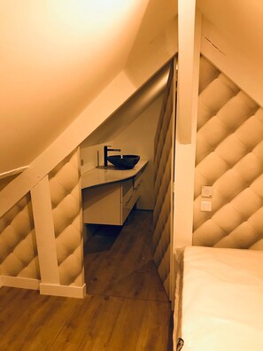 1 habitación, tabla de planchar con plancha, wifi gratis y ropa de cama