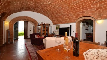 Appartamento familiare, camere multiple, lato montagna (Antinoro 1) | Area soggiorno | TV a schermo piatto 21 pollici con canali via cavo, TV