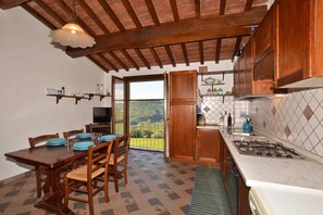 Familienapartment, 1 Schlafzimmer, Bergseite (Antinoro 3) | Eigene Küche | Kühlschrank, Ofen, Herdplatte, Geschirrspüler