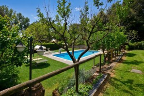 Apartamento familiar, varias habitaciones, junto a la montaña (Antinoro 3) | Piscina | Una piscina al aire libre de temporada