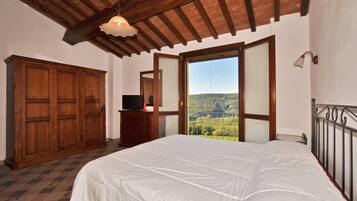 Familienapartment, Mehrere Schlafzimmer, Bergseite (Antinoro 3) | 1 Schlafzimmer, kostenloses WLAN, Bettwäsche