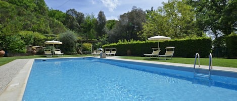 Familienapartment, Mehrere Schlafzimmer, Bergseite (Antinoro 3) | Pool | Außenpool (je nach Saison geöffnet)