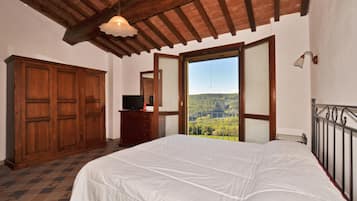 Familienapartment, Mehrere Schlafzimmer, Bergseite (Antinoro 3) | 1 Schlafzimmer, kostenloses WLAN, Bettwäsche