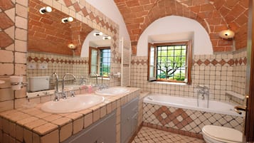 Appartamento familiare, 2 camere da letto, microonde, lato montagna (Antinoro 1) | Bagno