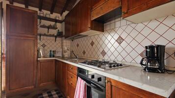 Appartamento familiare, camere multiple, lato montagna (Antinoro 3) | Cucina privata | Frigorifero, forno, piano cottura, lavastoviglie