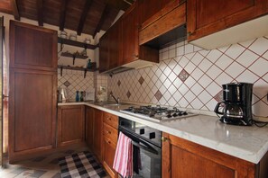 Appartamento familiare, camere multiple, lato montagna (Antinoro 3) | Cucina privata | Frigorifero, forno, piano cottura, lavastoviglie
