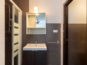 Een douche, een haardroger, handdoeken