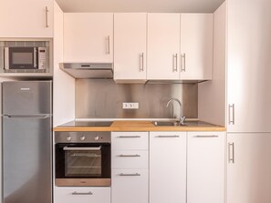Fridge, microwave, oven, coffee/tea maker - HOMEABOUT LA MERCED PENTHOUSE 22 (2BR 2BT) (Malaga)
