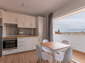 Fridge, microwave, oven, coffee/tea maker - HOMEABOUT LA MERCED PENTHOUSE 22 (2BR 2BT) (Malaga)