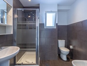 Een douche, een haardroger, handdoeken