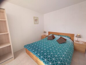 2 bedrooms, iron/ironing board, travel cot, free WiFi