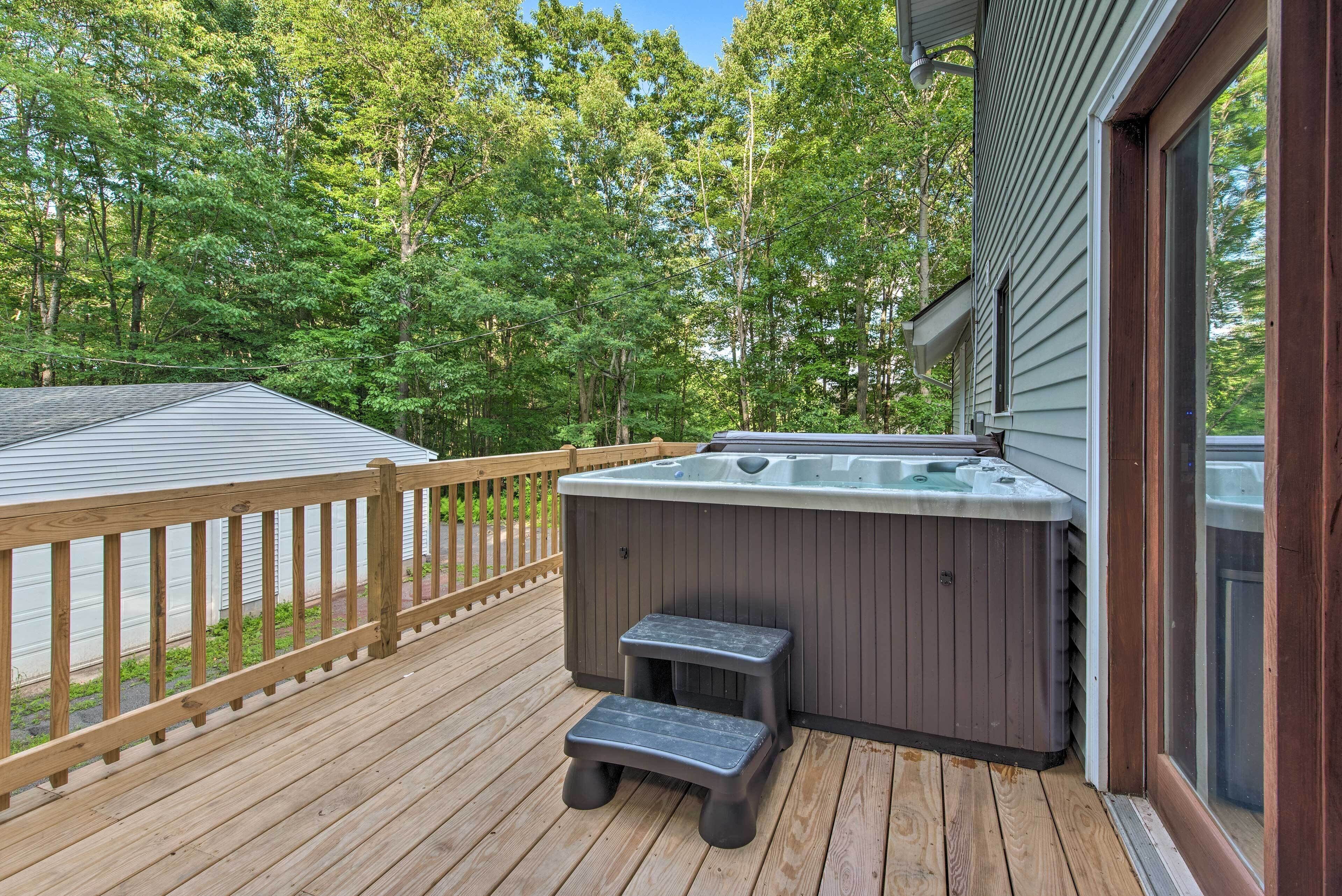 Outdoor spa tub