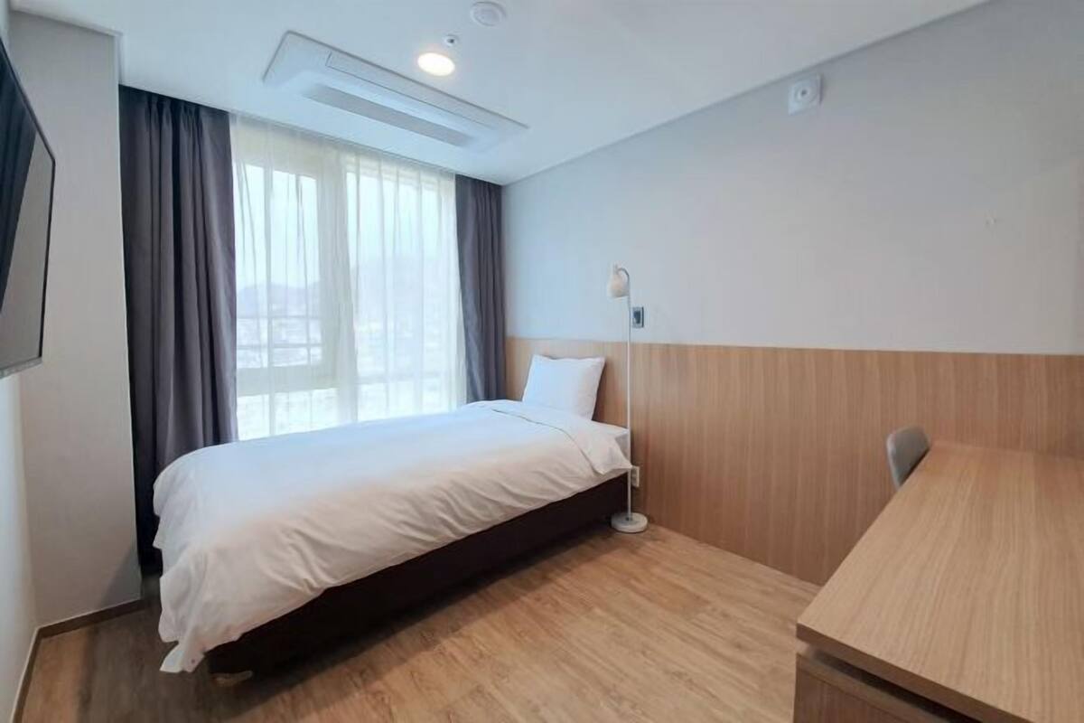 Roupas de cama premium, edredons de pluma, quartos à prova de som