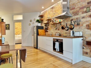 冷蔵庫、電子レンジ、オーブン、コンロ