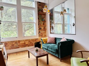 Smart TV, DVD player, video library - *Park views, fast wifi, washer/dryer, free bikes !* (Auckland)