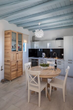 Villa | Private kitchen | Oven, stovetop, toaster, cookware/dishes/utensils - Little Blue (Mykonos)